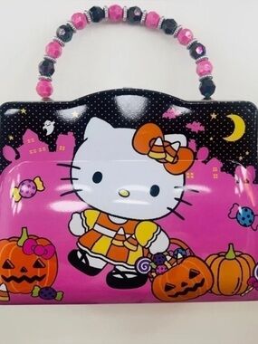 Sanrio " 2021" Hello Kitty Exclusive Halloween
Tin Purse